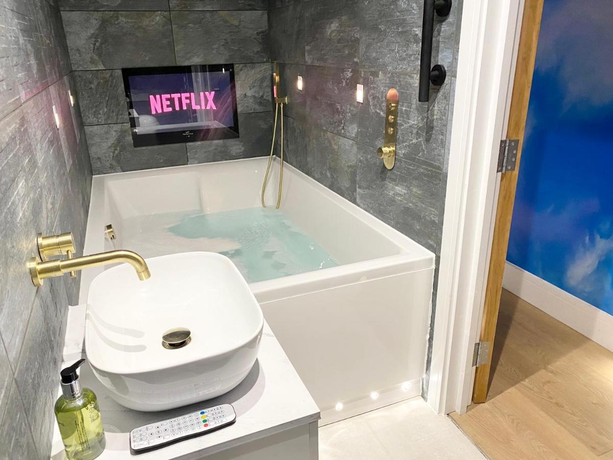 Cloud9 Guest House - By Coastline Retreats - 2 Bedroom Self Contained Garden Flat - Luxury Bath, Netflix, Superfast Wifi, Parking Included Bornemouth Extérieur photo