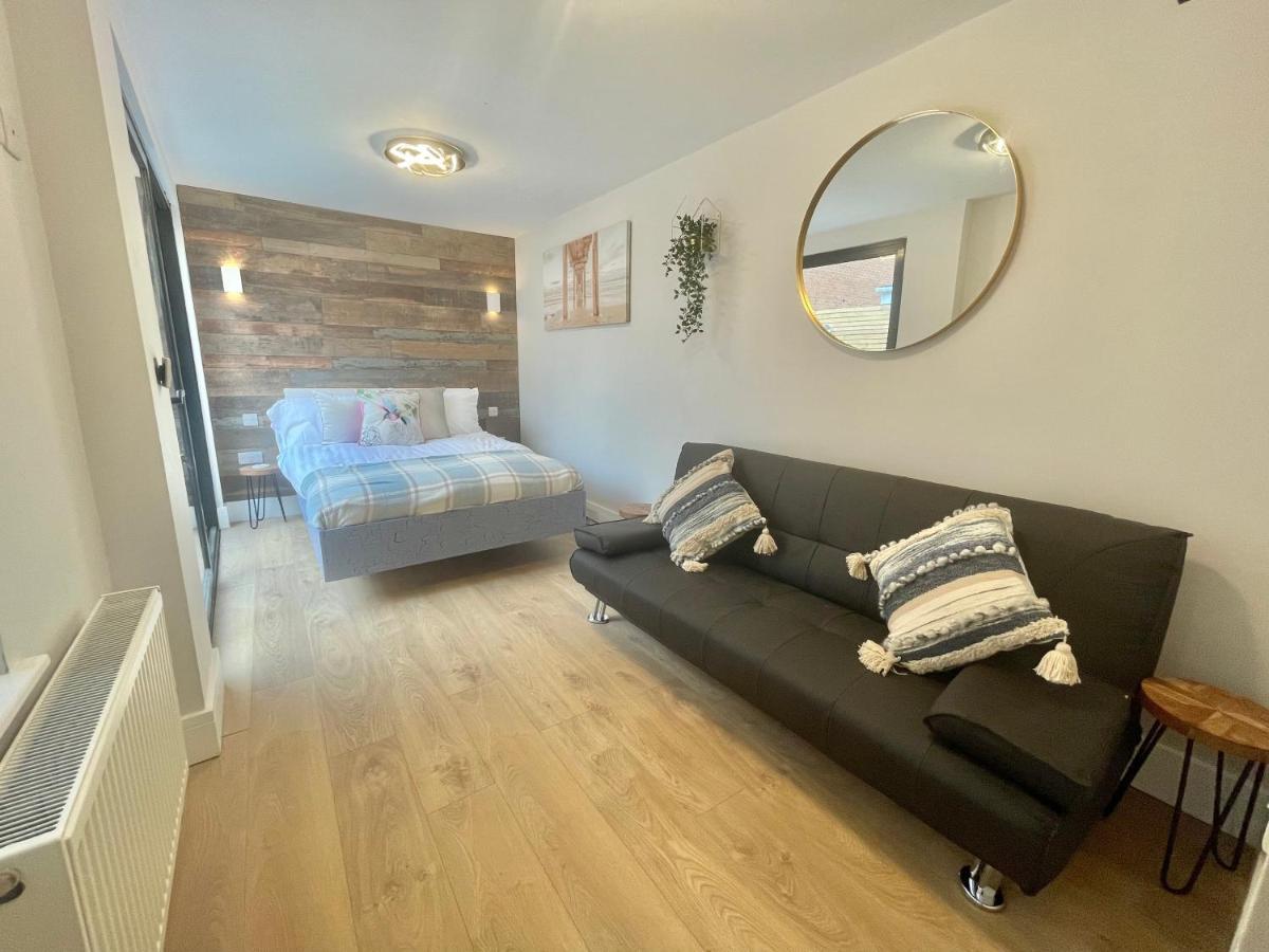 Cloud9 Guest House - By Coastline Retreats - 2 Bedroom Self Contained Garden Flat - Luxury Bath, Netflix, Superfast Wifi, Parking Included Bornemouth Extérieur photo