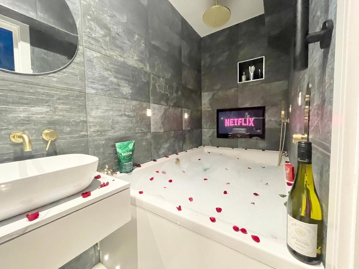 Cloud9 Guest House - By Coastline Retreats - 2 Bedroom Self Contained Garden Flat - Luxury Bath, Netflix, Superfast Wifi, Parking Included Bornemouth Extérieur photo